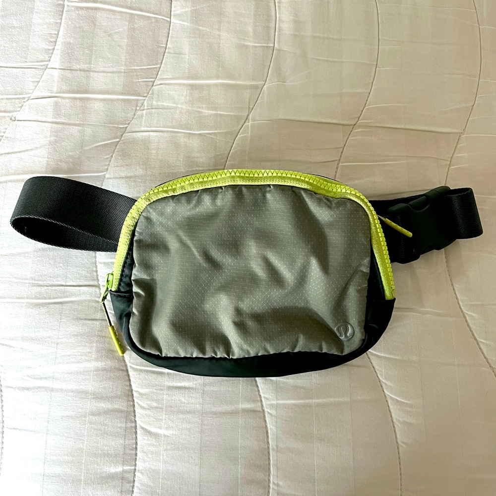 Lululemon Everywhere Belt Bag - Green & Gray